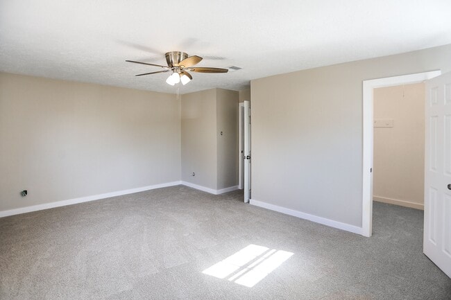 Building Photo - 502 Rosewood Dr