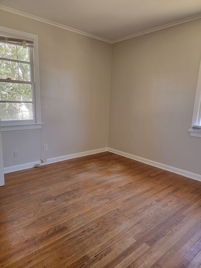 Building Photo - 144-146e