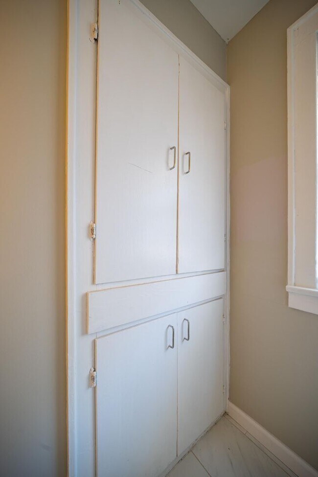 Building Photo - 73 E Markison Ave