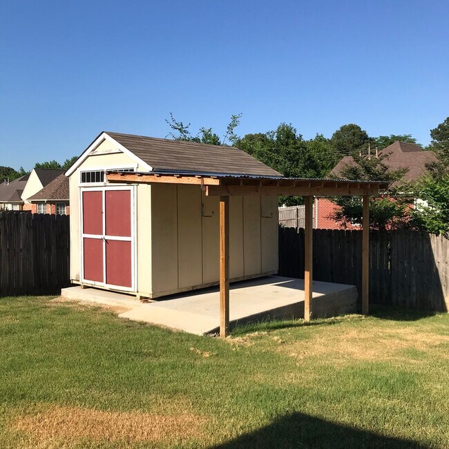 Building Photo - LVP FLOORING THROUGHOUT! 4 Bedrooms in Center Hill Elementary, Middle & High School District!