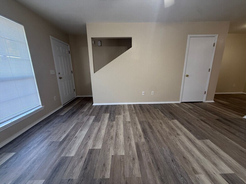 Building Photo - 4000 Doraine Ct