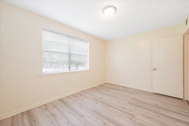 Building Photo - 2-Bedroom Apartment in Convenient Savannah Location