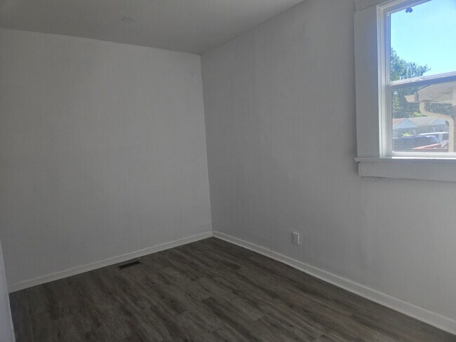 Building Photo - "Charming 2-Bed Retreat in Louisville - Cozy 700 Sq Ft at Vermont Ave!"