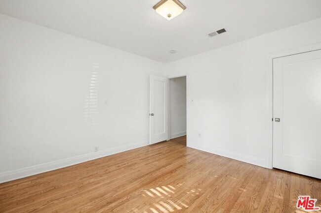 Building Photo - 10543 Almayo Ave