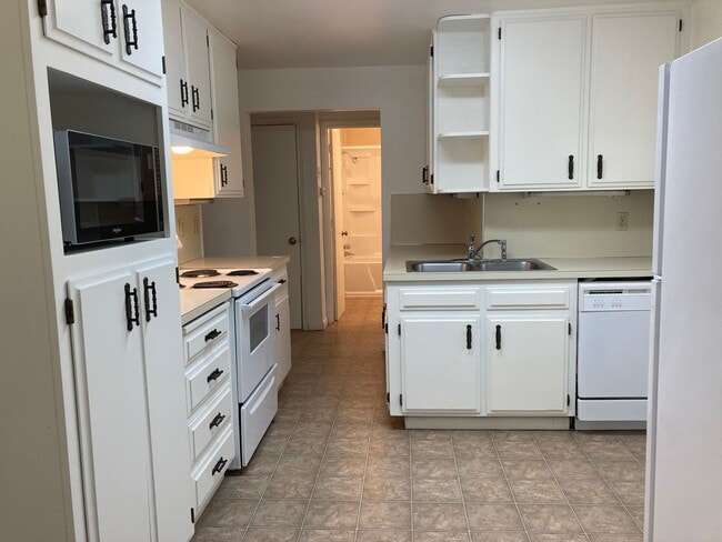 Building Photo - Large Three Bedroom on a 1+ Acre Lot