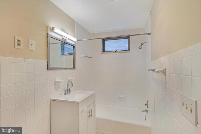 Building Photo - 113 Grand Ave