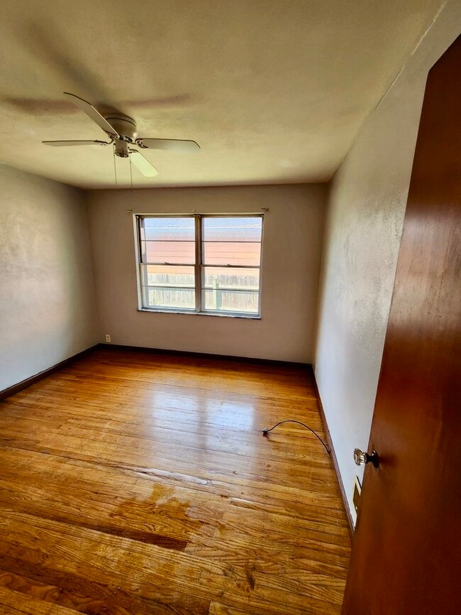 Building Photo - Beautiful brick 2 bedroom