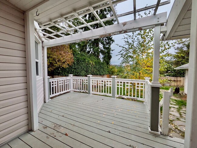 Building Photo - Darling 2 Bed 1 Bath 1940's Cottage Near Multnomah Village is a Must See!