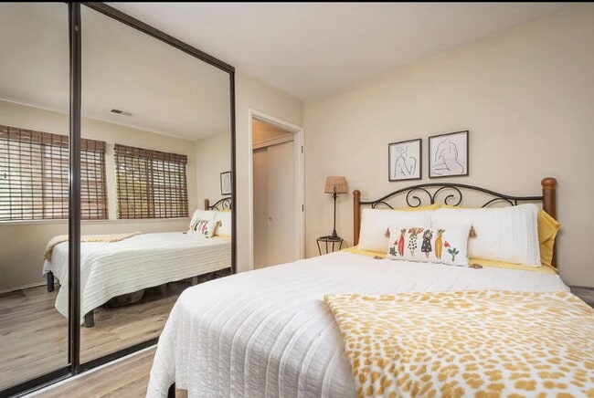 Building Photo - "Charming 1-Bed Sanctuary with Hardwood Floors & Central Vacuum in San Mateo!"