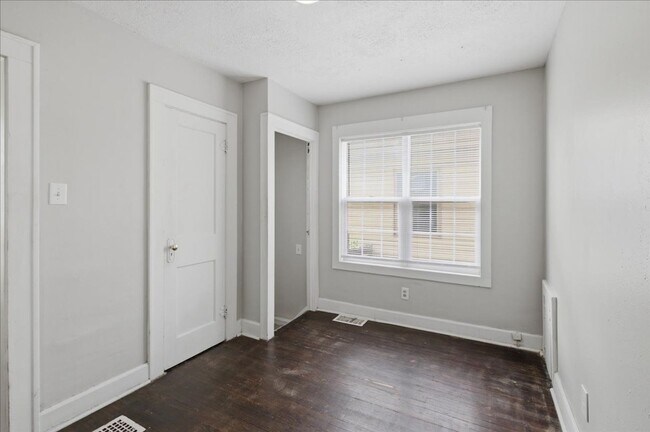 Building Photo - 37-37 S Sherman Dr