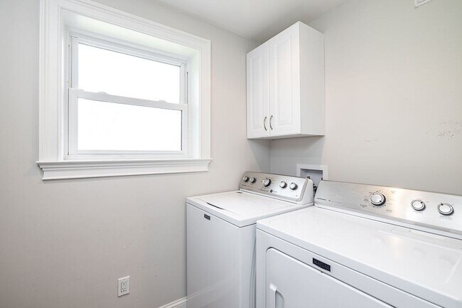 Building Photo - Updated Beach Park Home