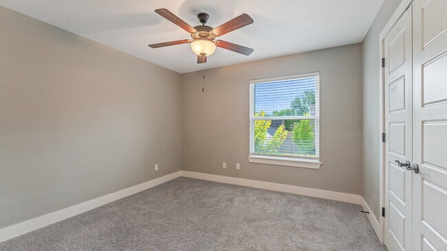 Building Photo - Welcoming Farmington Home Near Local Amenities