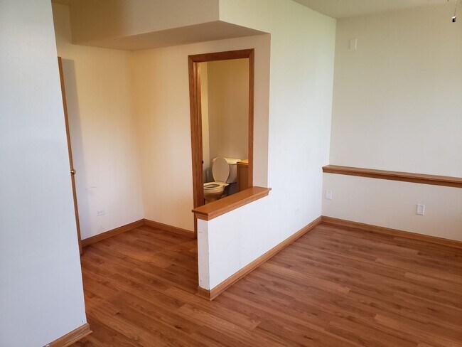 Building Photo - Updated 3 bd 2.5 ba updated home