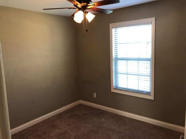 Building Photo - 114 Prairie Bluffs Dr