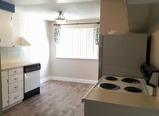 Building Photo - Cute updated 2 bed 1.5 bath Condo on S Cur...