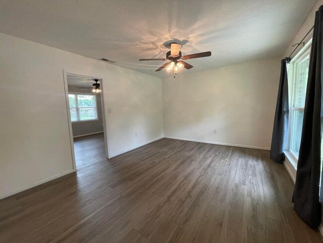 Building Photo - 122 Hillwood Dr