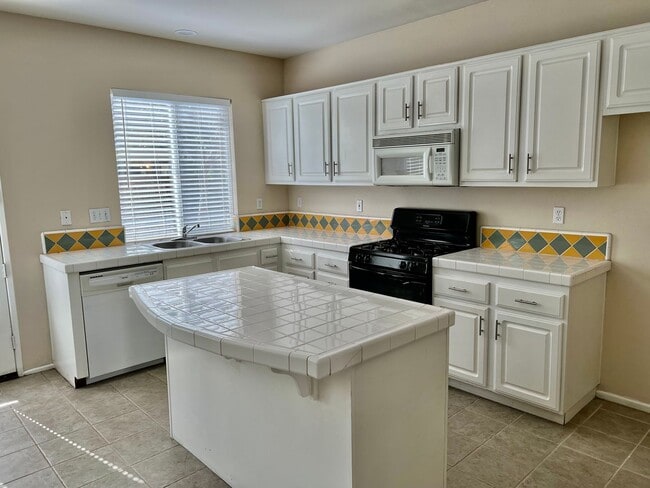 Building Photo - Nice 2 Story Home