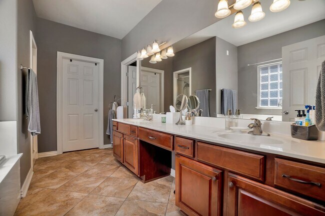 Building Photo - Fabulour Bridgeport S/D Home w/AMAZING out...