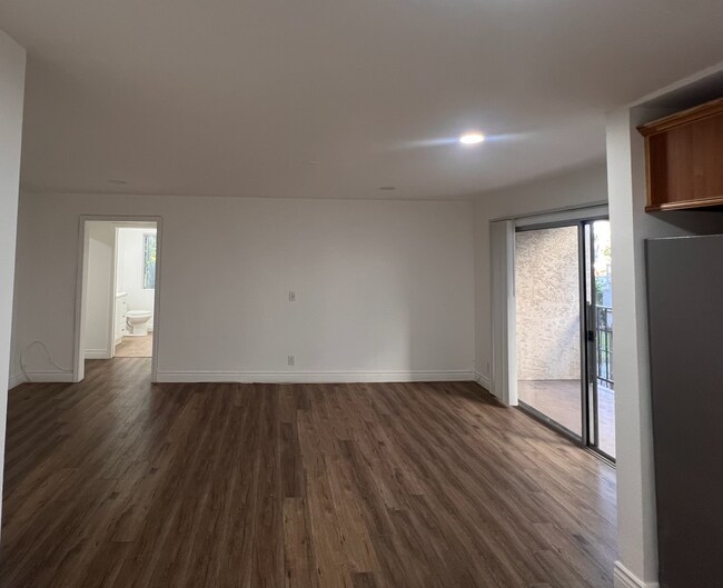 Building Photo - Modern 2-Bedroom Apartment in Gated Van Nu...