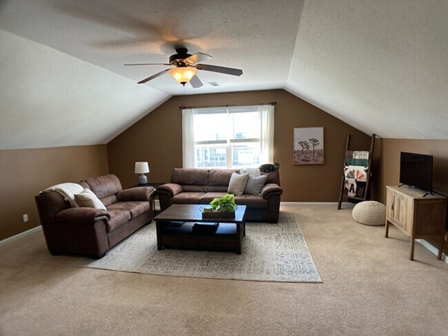 Building Photo - $1800 3 Bedrooms 2.5 Bath Brick Home with a bonus room!