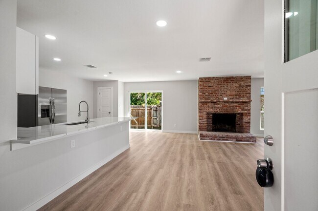 Building Photo - SW Loop 820 - 4304/4306 *Lease Up Only*