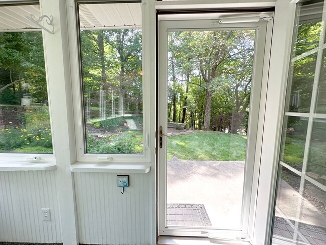 Building Photo - 3 Bedroom House: Walking Distance to Campu...