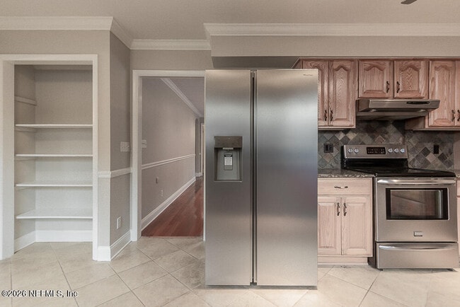 Building Photo - 1549 Montrose Ave E