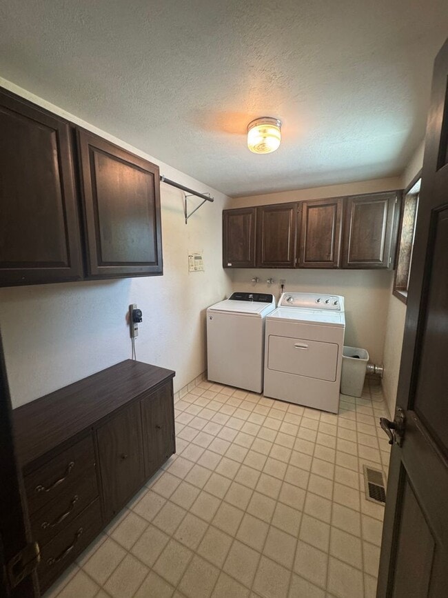 Building Photo - 3 bed 2 bath house with attached garage an...