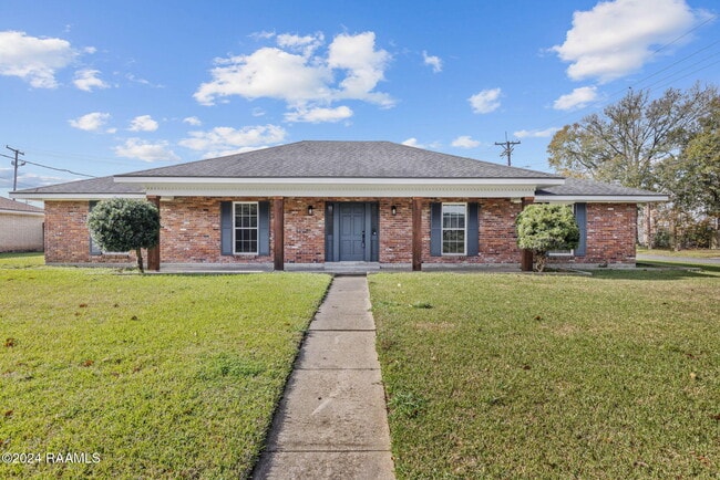 Primary Photo - 300 Robert Lee Cir