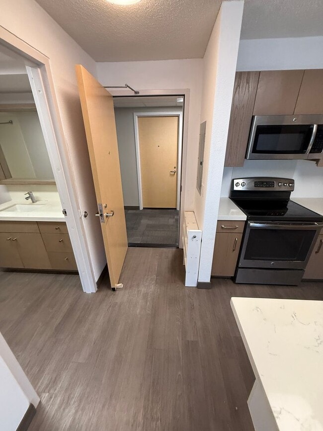 Building Photo - Modern 2 Bed / 2 Bath Condo with Top Ameni...