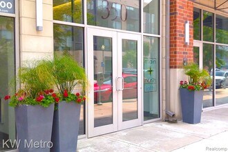 Building Photo - 350 N Main St