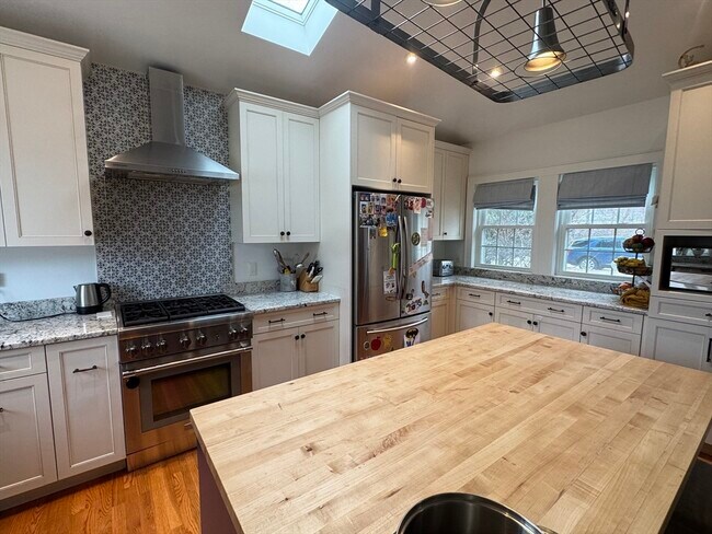 Building Photo - 859 Fellsway W