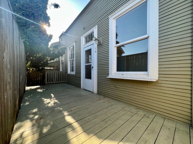 Building Photo - HAR70