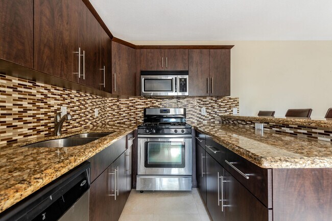 Building Photo - 2471 Waterside Dr