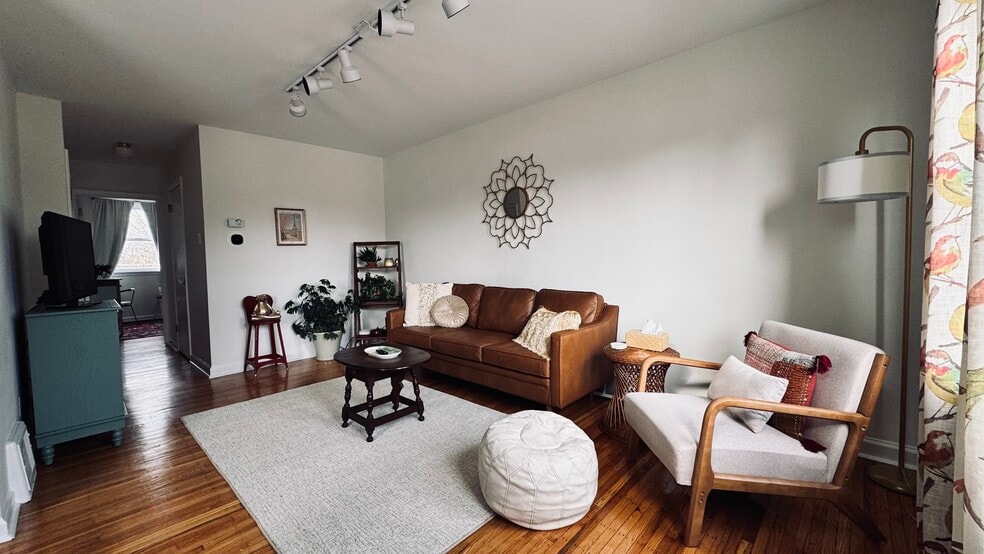 Furnished living room - 2353 2nd St