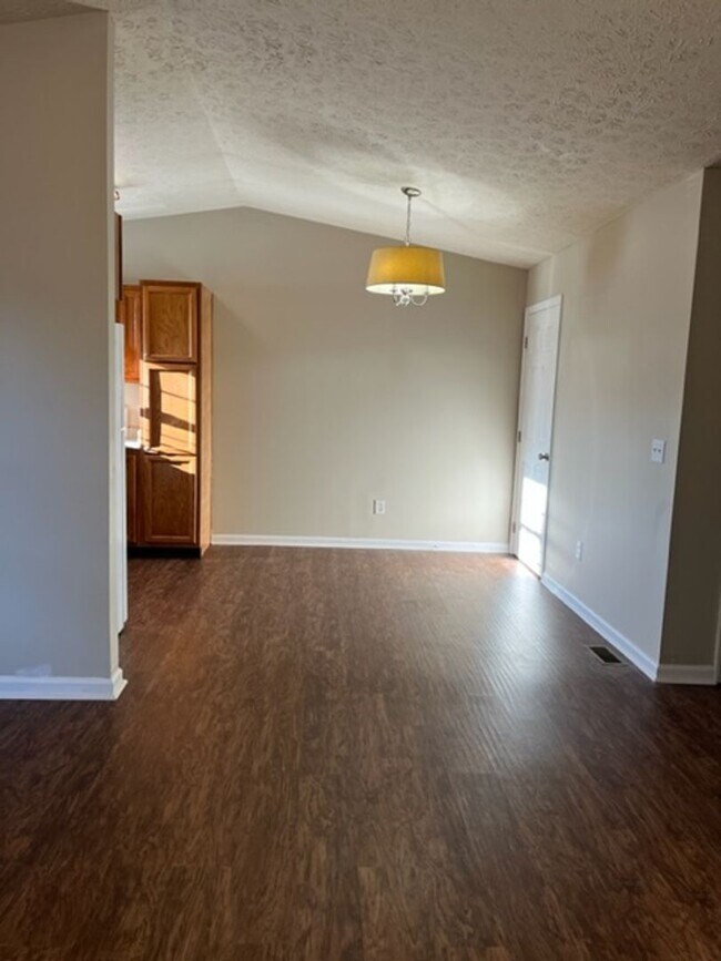 Building Photo - 3 Bedroom, 2 bathroom in Nicholasville!