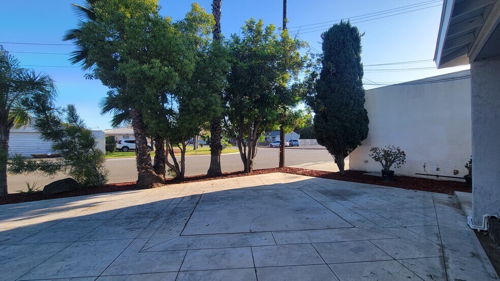 Building Photo - 2325 W Sequoia Ave