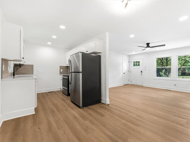Building Photo - 454 Oak Dr SE