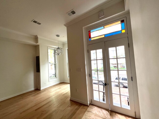 First Floor Entry - 951 25th St NW