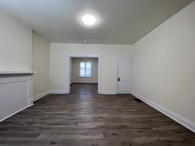 Building Photo - Updated 2BR 1 Bath townhouse with yard!