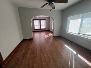 Building Photo - 514 10th Ave N