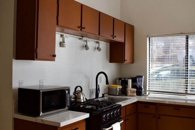 Building Photo - Charming 2 Bedroom, 1 Bath Private Single-...
