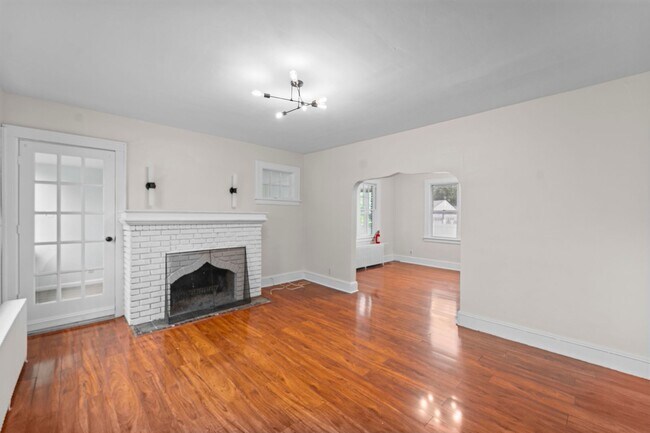 Building Photo - 2215 N Wood Ave