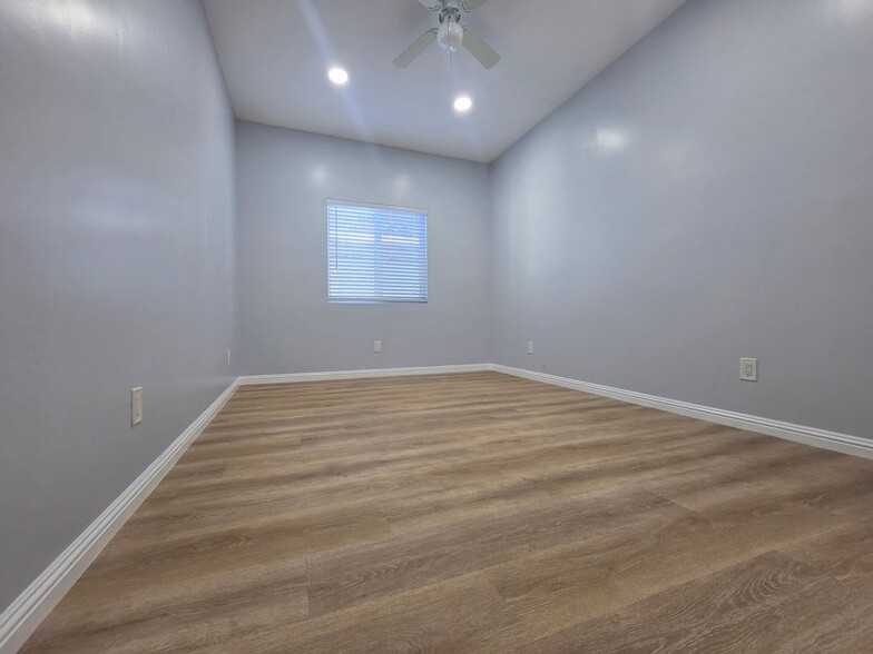 Building Photo - 1715 W 64th St