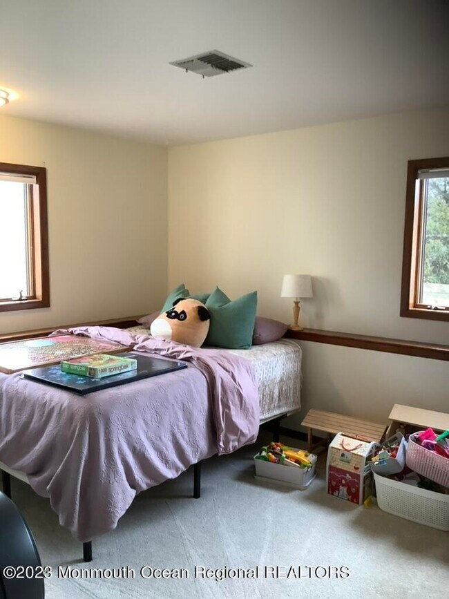 Building Photo - 13 Lawrence Dr