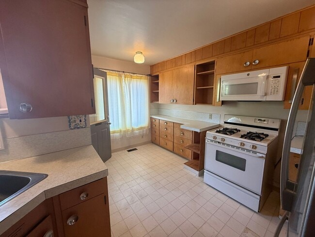 Building Photo - 2 Bedroom Home for Rent in Hood River