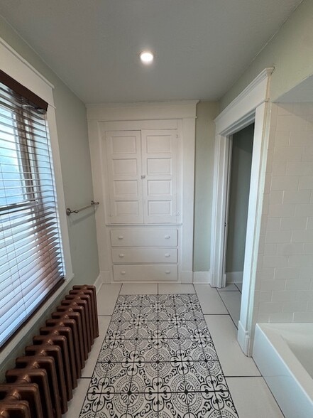 Building Photo - 1218 Lewis Ave