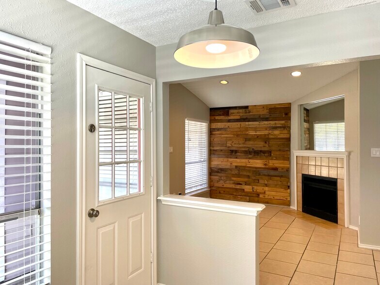 Building Photo - 13030 Quail Dr