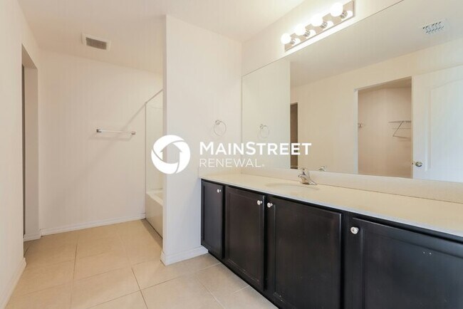 Building Photo - 4 Bedroom Pet-Friendly Home in Lakeland, FL with Main Street Renewal