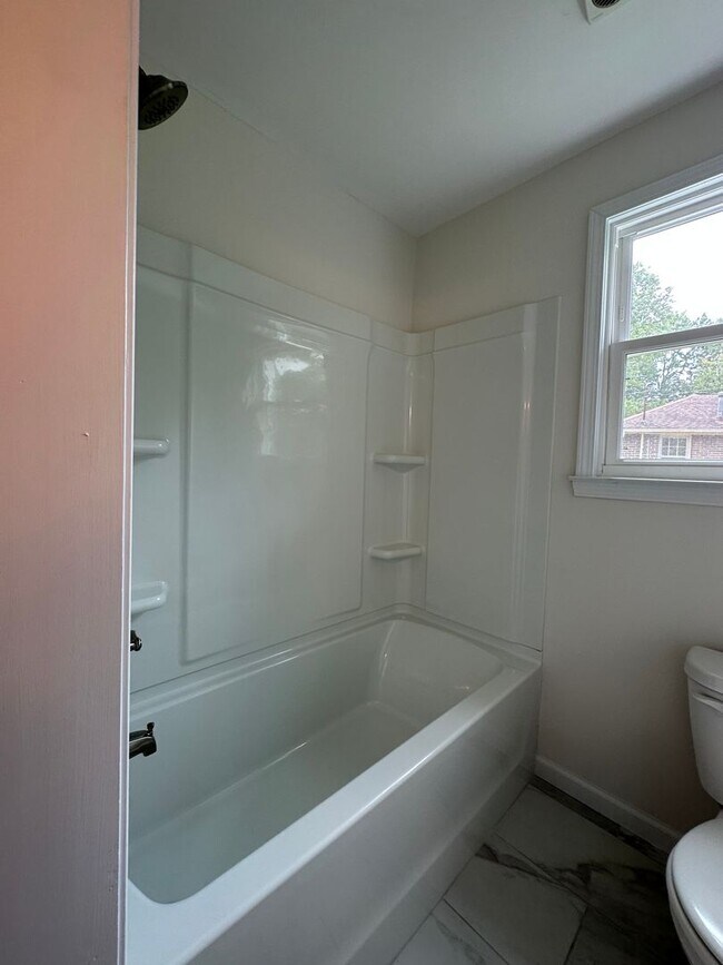 Building Photo - Beautiful Pet Friendly 3 bedroom home for ...